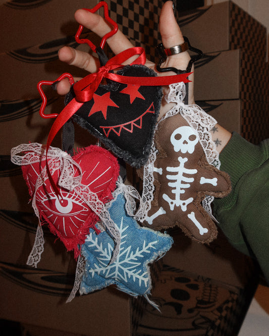 THE HOLIDAY SCRAPPY FRIENDS BLIND BAG CHARM